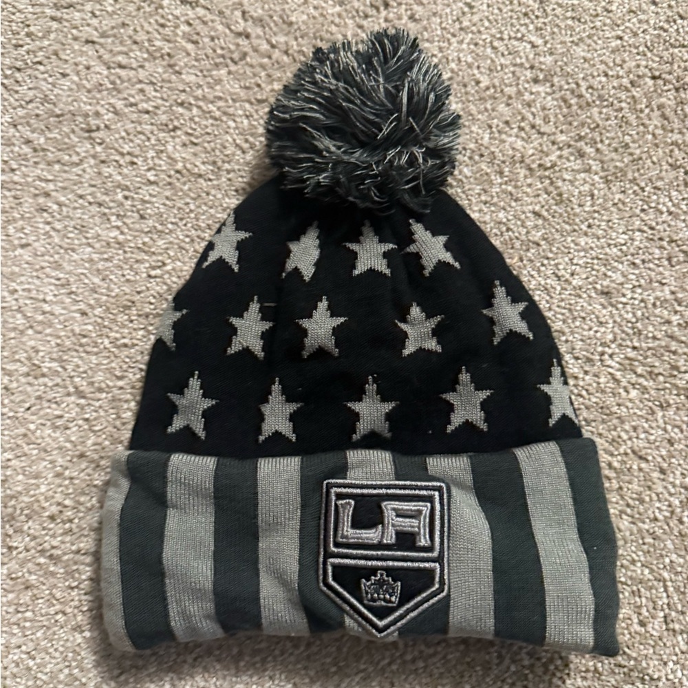 LA Kings Hockey Black and Gray Star Beanie NWOT